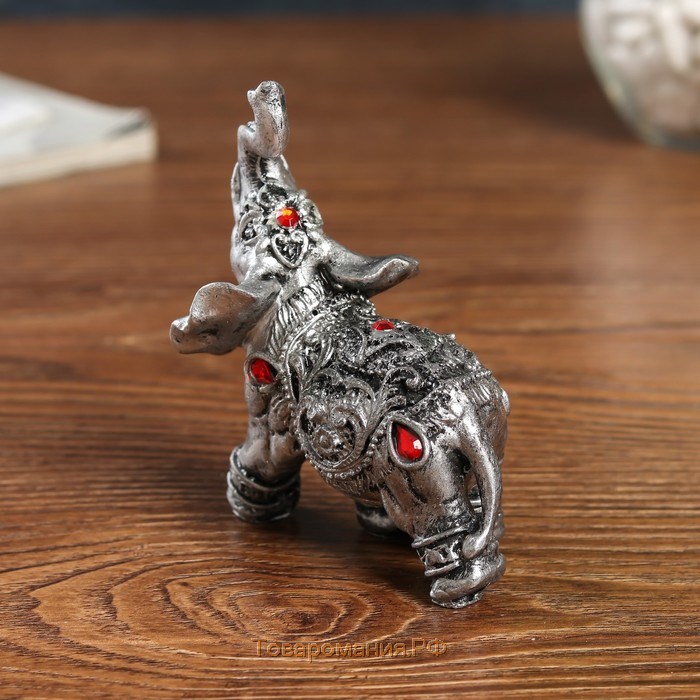 Сувенир полистоун "Серебристый слон в попоне с рубинами" 10х5х8 см